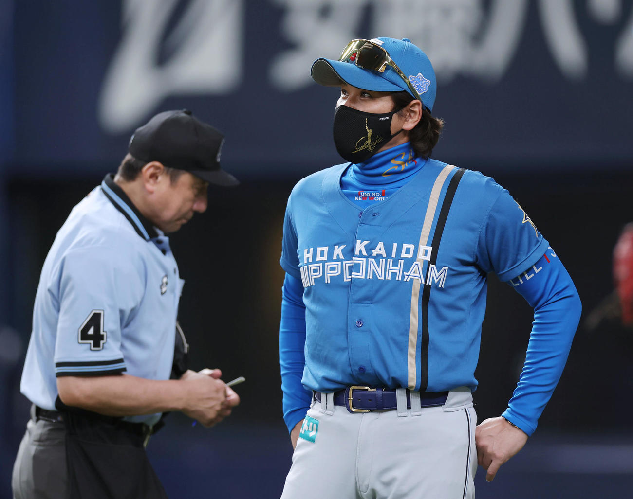 オリックス対日本ハム　10回、投手交代を告げる日本ハム新庄監督（撮影・前田充）