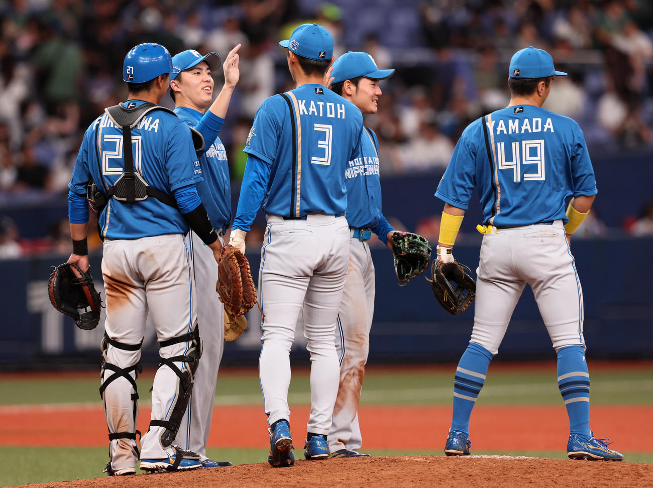 オリックス対日本ハム　オリックスと引き分けマウンドでタッチする田中正（左から2人目）ら日本ハムナイン（撮影・加藤哉）