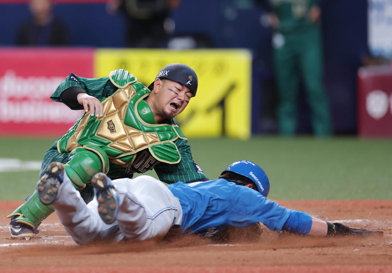 オリックス対日本ハム　12回表日本ハム1死二塁、代打郡司の右前打で生還を狙うもタッチアウトとなる二走江越。捕手森（撮影・前田充）