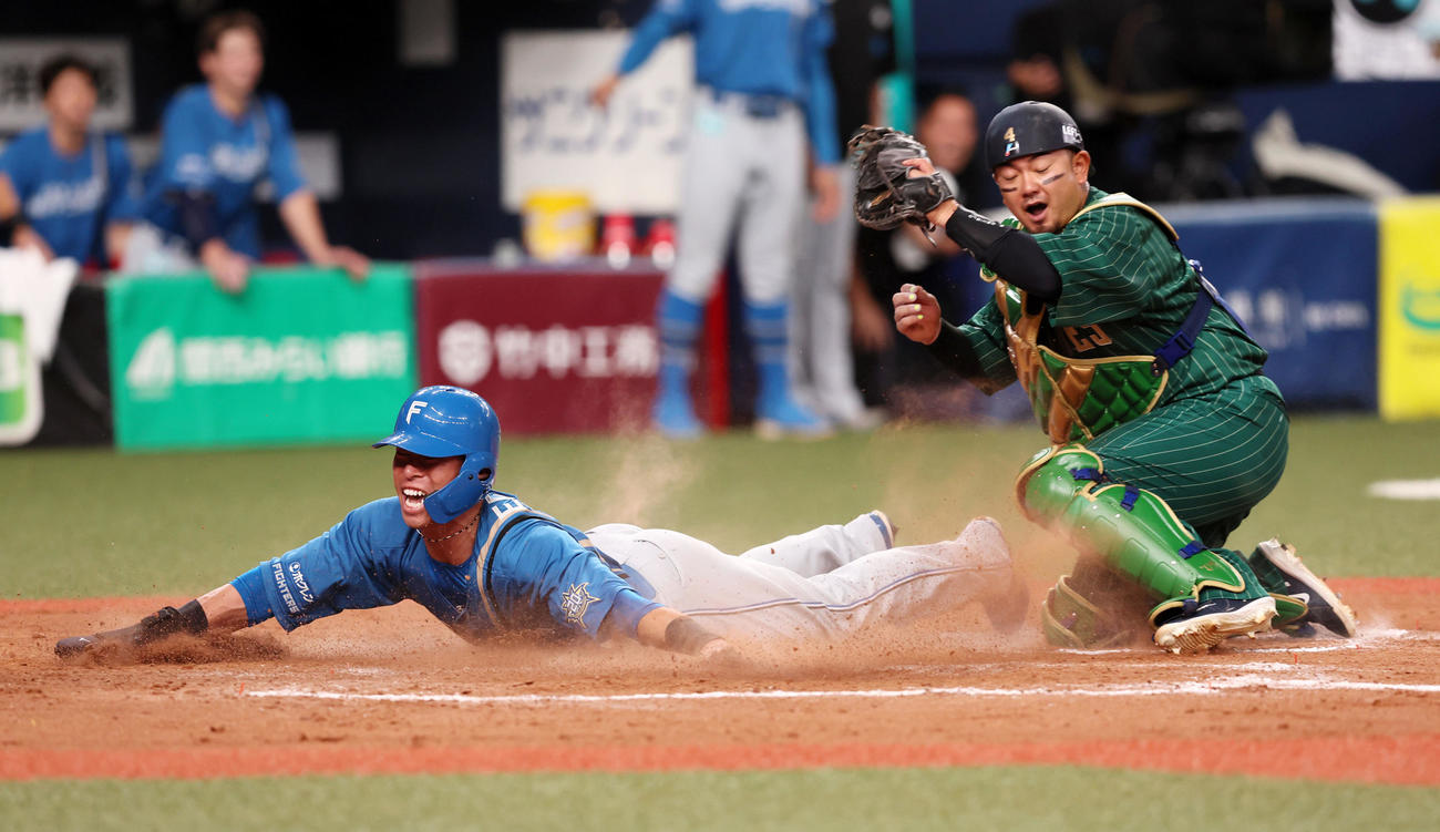 オリックス対日本ハム　12回表日本ハム1死二塁、二塁走者代走江越は代打郡司の右前打で本塁突入も憤死。捕手は森（撮影・加藤哉）