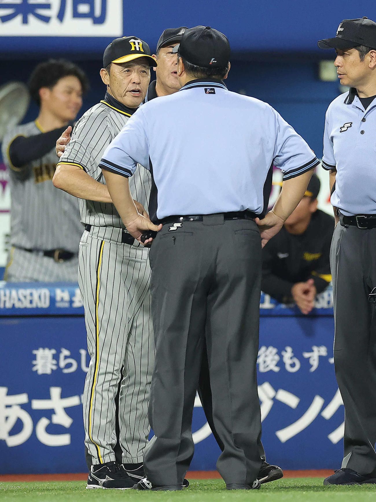 DeNA対阪神　9回表阪神1死一塁、熊谷の二盗を巡り、審判に激しく抗議する阪神岡田監督（左）（撮影・河田真司）