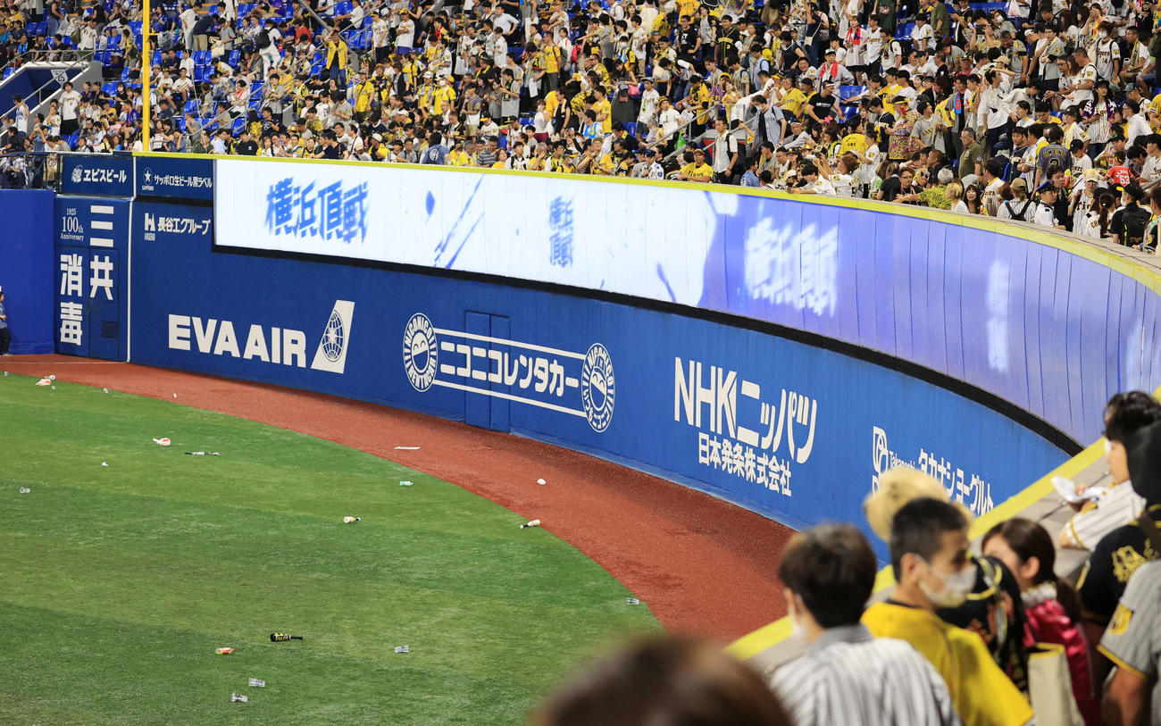 DeNA対阪神　1－2で敗れるも9回の二塁盗塁の判定をめぐって納得しない阪神ファンはペットボトル等を投げ込む（撮影・浅見桂子）