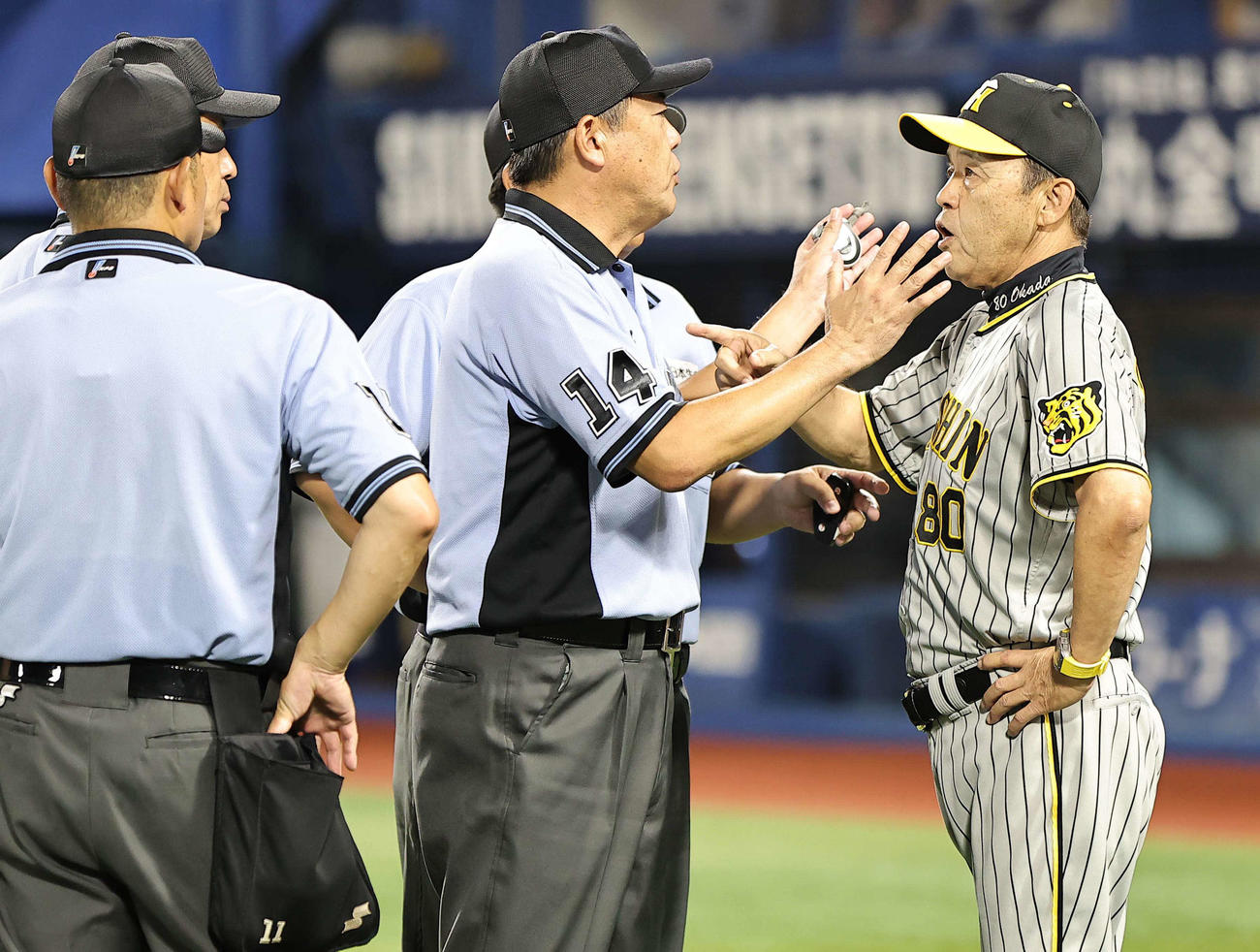 DeNA対阪神　9回表阪神1死一塁、熊谷の二盗の審判に抗議する岡田監督（撮影・上田博志）