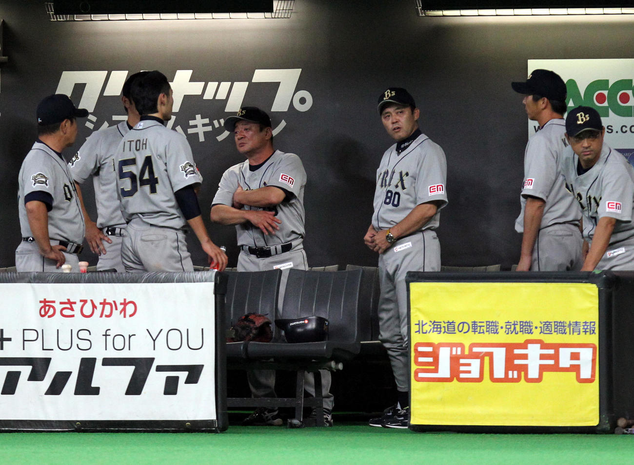 11年8月19日、日本ハム戦の10回、サヨナラ四球の判定に不服そうなオリックス岡田監督（中央）は、この後審判室で抗議する