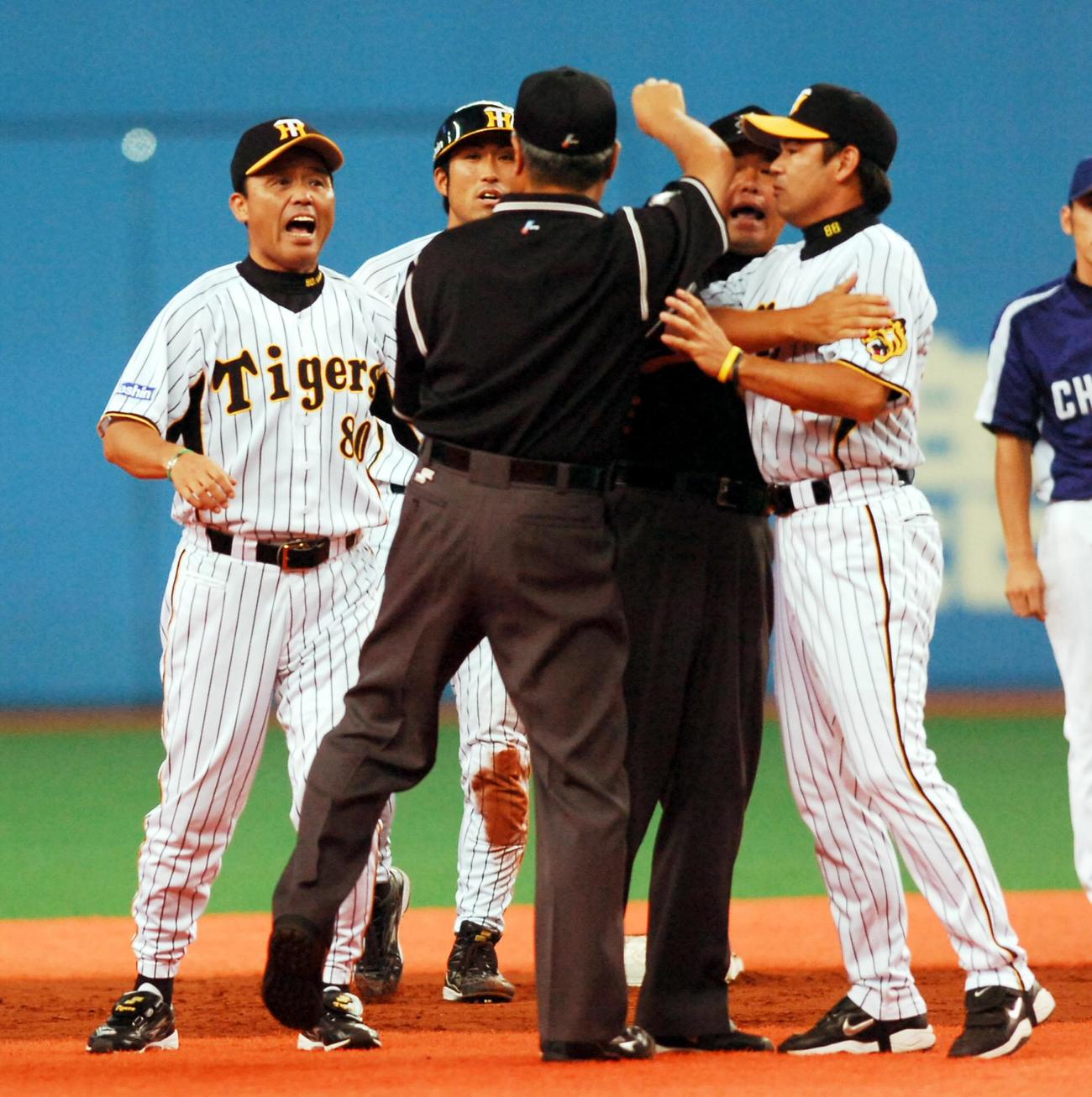 07年8月16日、中日戦の8回、二塁アウトの判定に猛抗議する阪神岡田監督