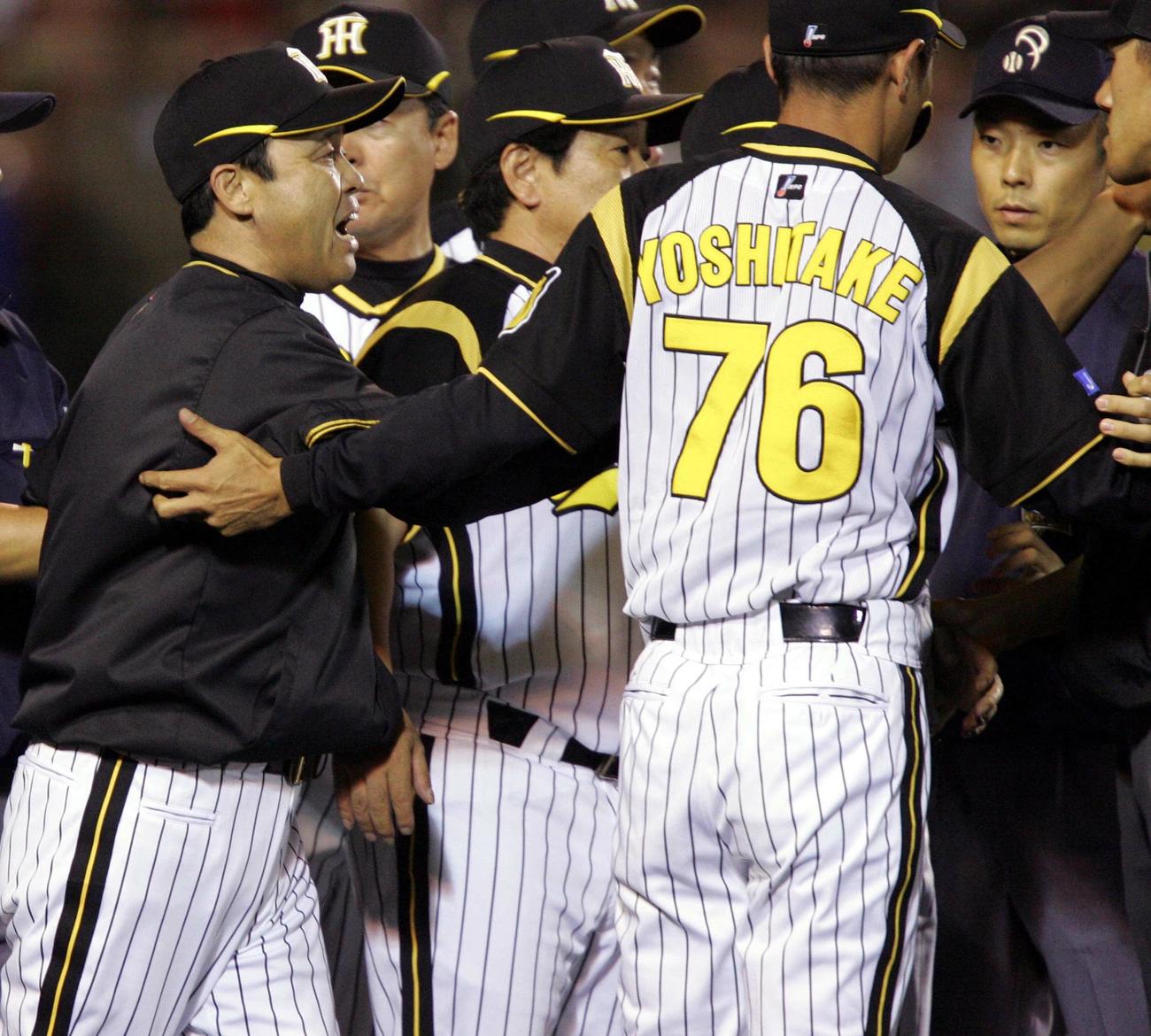 07年6月8日、オリックス戦の8回、守備妨害の判定に猛抗議する阪神岡田監督