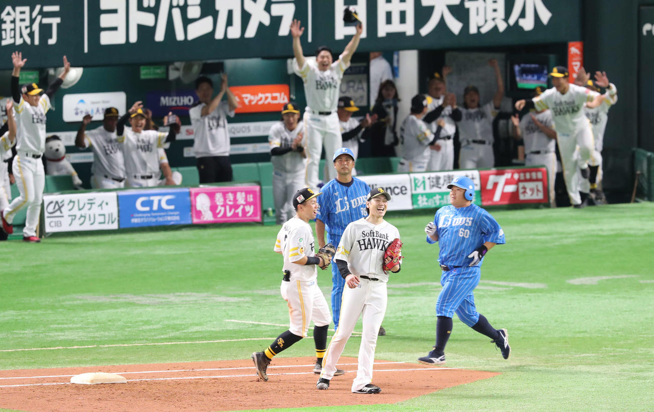 ソフトバンク対西武　9回表西武2死二塁、石川（中央）は中村を一ゴロに仕留めノーヒットノーランを達成する（撮影・梅根麻紀）