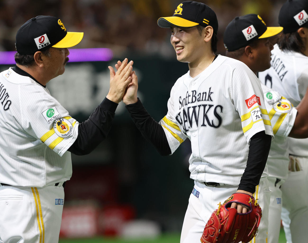ソフトバンク対西武　9回表西武2死二塁、石川（右）はノーヒットノーラン達成し藤本監督とタッチを交わす（撮影・冨田成美）