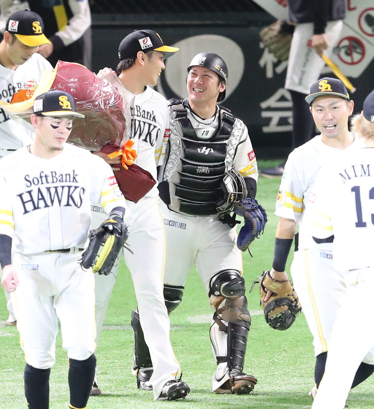 ソフトバンク対西武　9回表西武2死二塁、石川（中央左）はノーヒットノーランを達成し、捕手甲斐と笑顔を見せる（撮影・梅根麻紀）