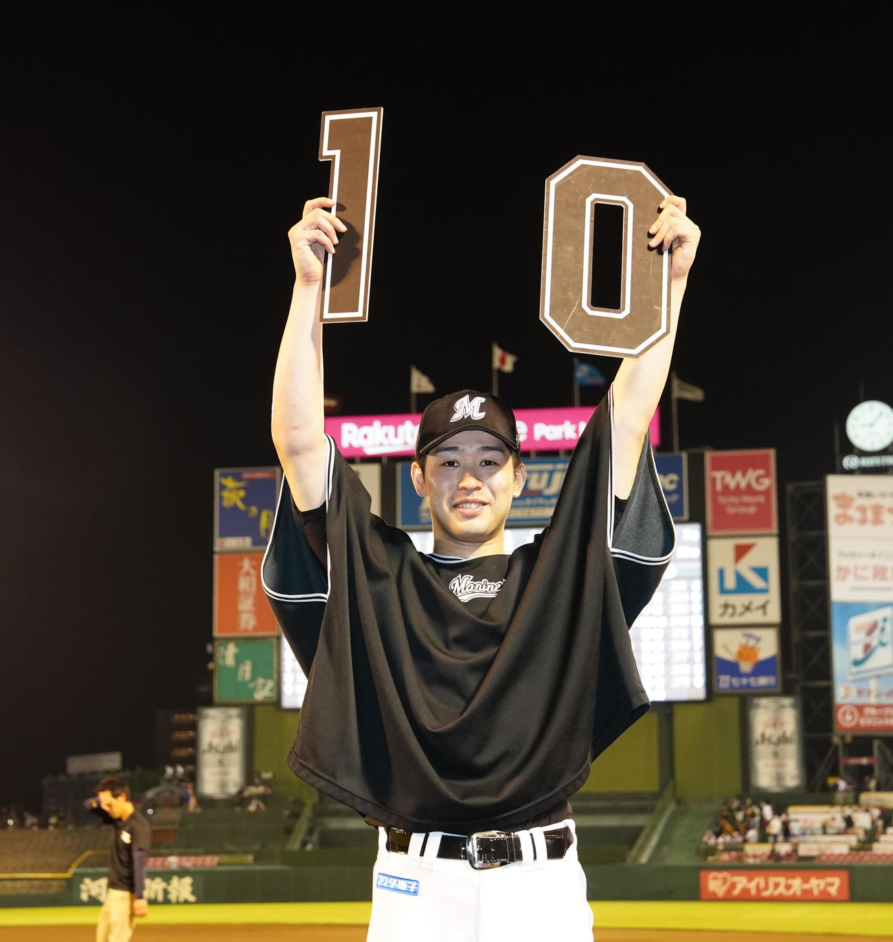 楽天対ロッテ　試合後、10勝目を挙げ、写真に納まるロッテ種市（撮影・江口和貴）