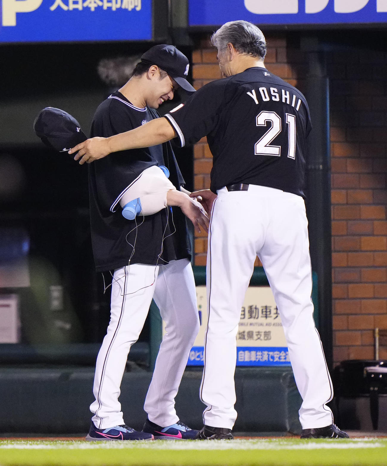 楽天対ロッテ　試合後、ロッテ吉井監督（右）からねぎらいを受ける種市（撮影・江口和貴）