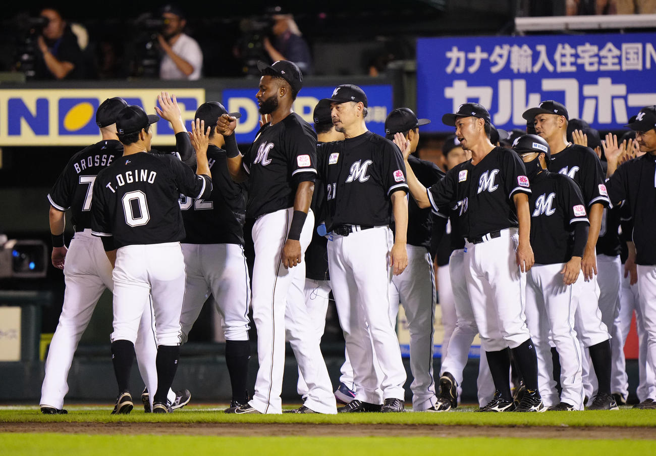 楽天対ロッテ　試合後、ロッテの選手たちを出迎える吉井監督（中央）（撮影・江口和貴）