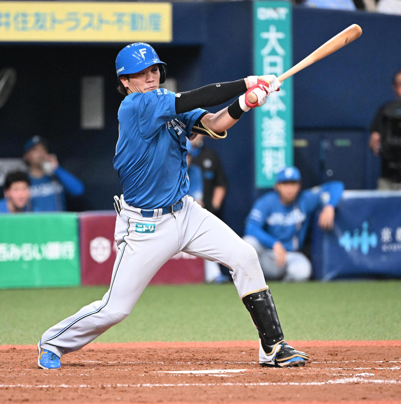 オリックス対日本ハム　5回表日本ハム1死一塁、右前打を放つ伏見（撮影・和賀正仁））