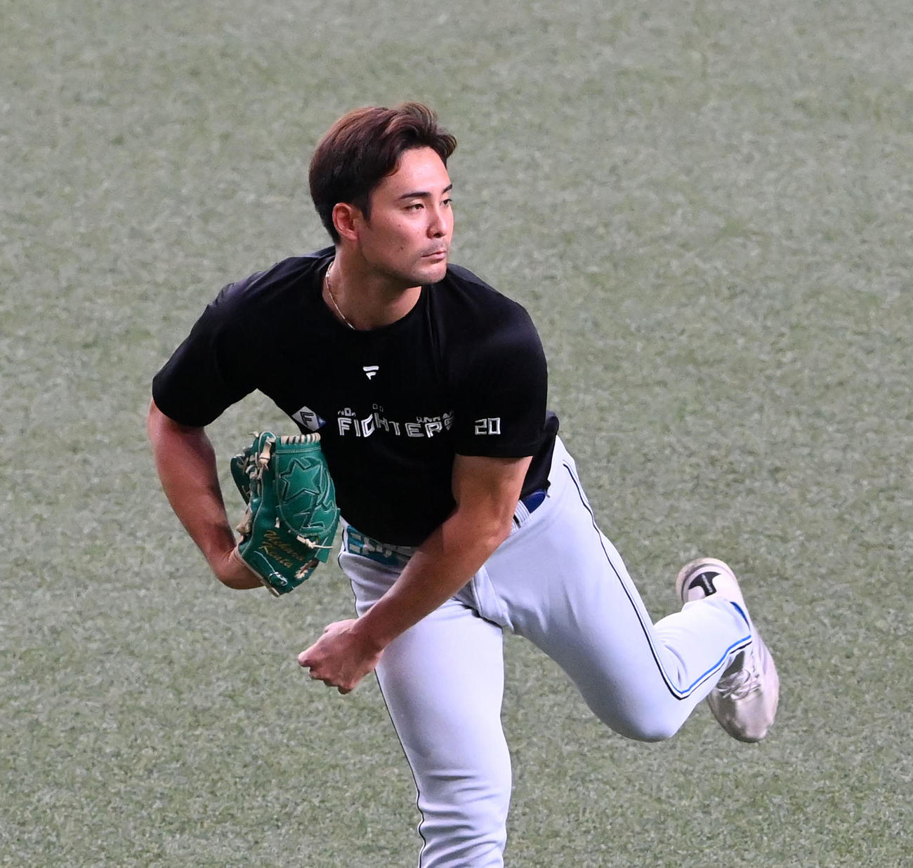 オリックス対日本ハム　キャッチボールを行う日本ハム上原（撮影・前岡正明）