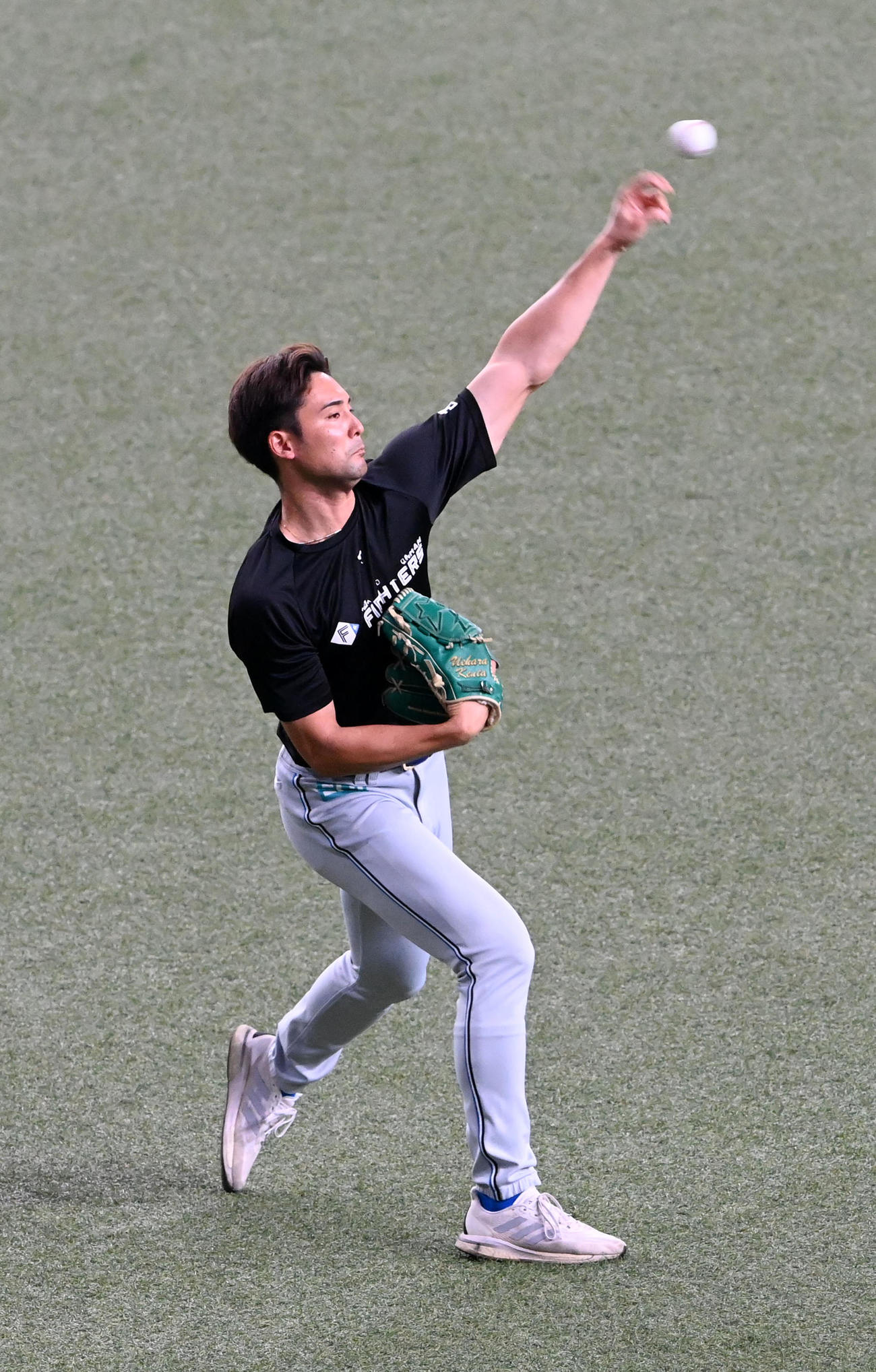 オリックス対日本ハム　キャッチボールを行う日本ハム上原（撮影・前岡正明）