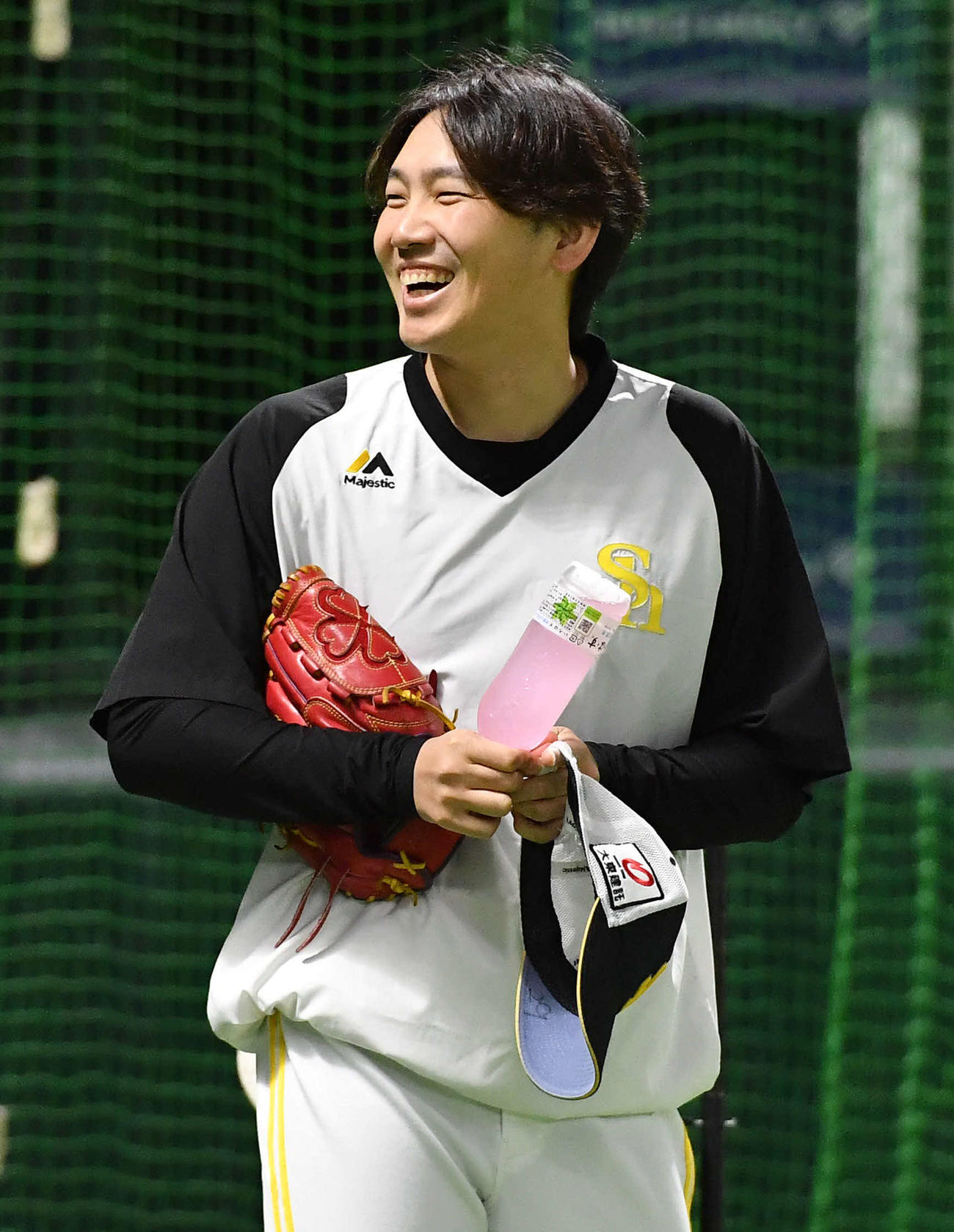 ソフトバンク対西武　談笑する石川（撮影・岩下翔太）