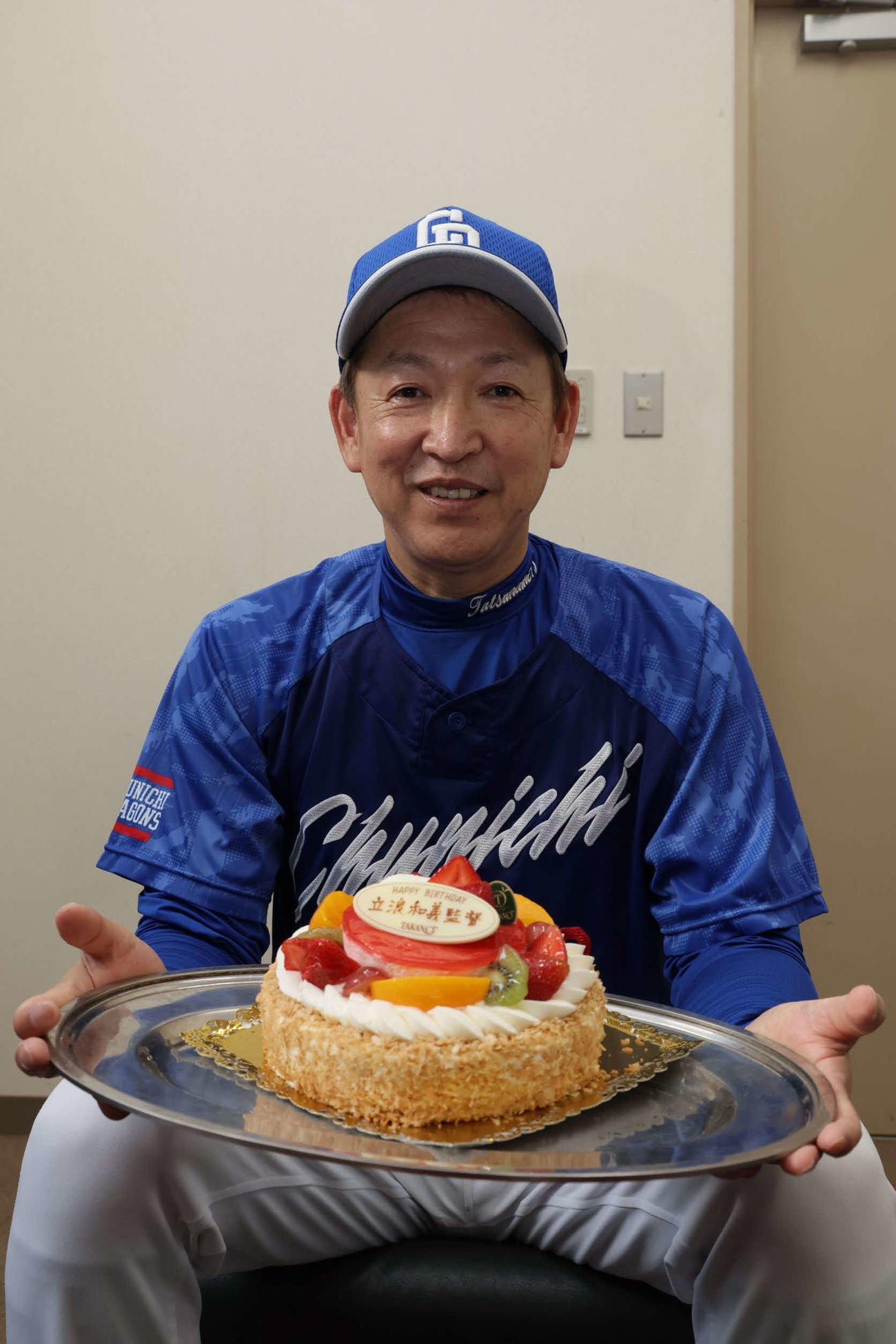 54歳の誕生日に報道陣からケーキを贈られた中日立浪監督（代表撮影）