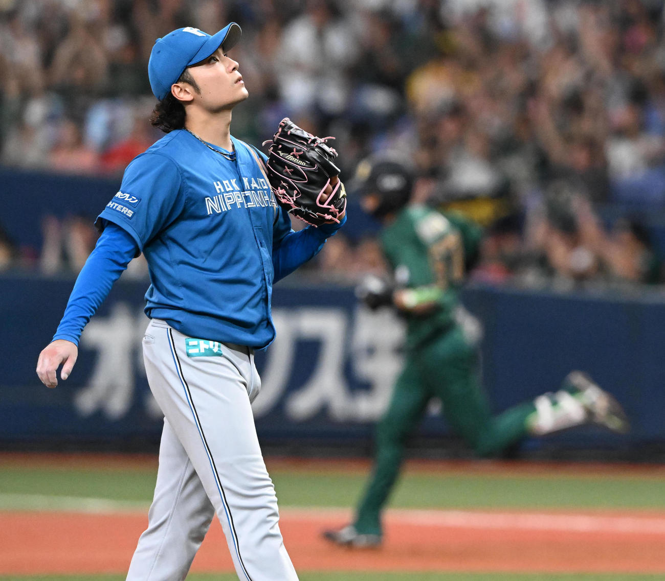 オリックス対日本ハム　7回裏オリックス無死、中川圭に左越え本塁打を打たれがっくりする日本ハム伊藤（撮影・前岡正明）