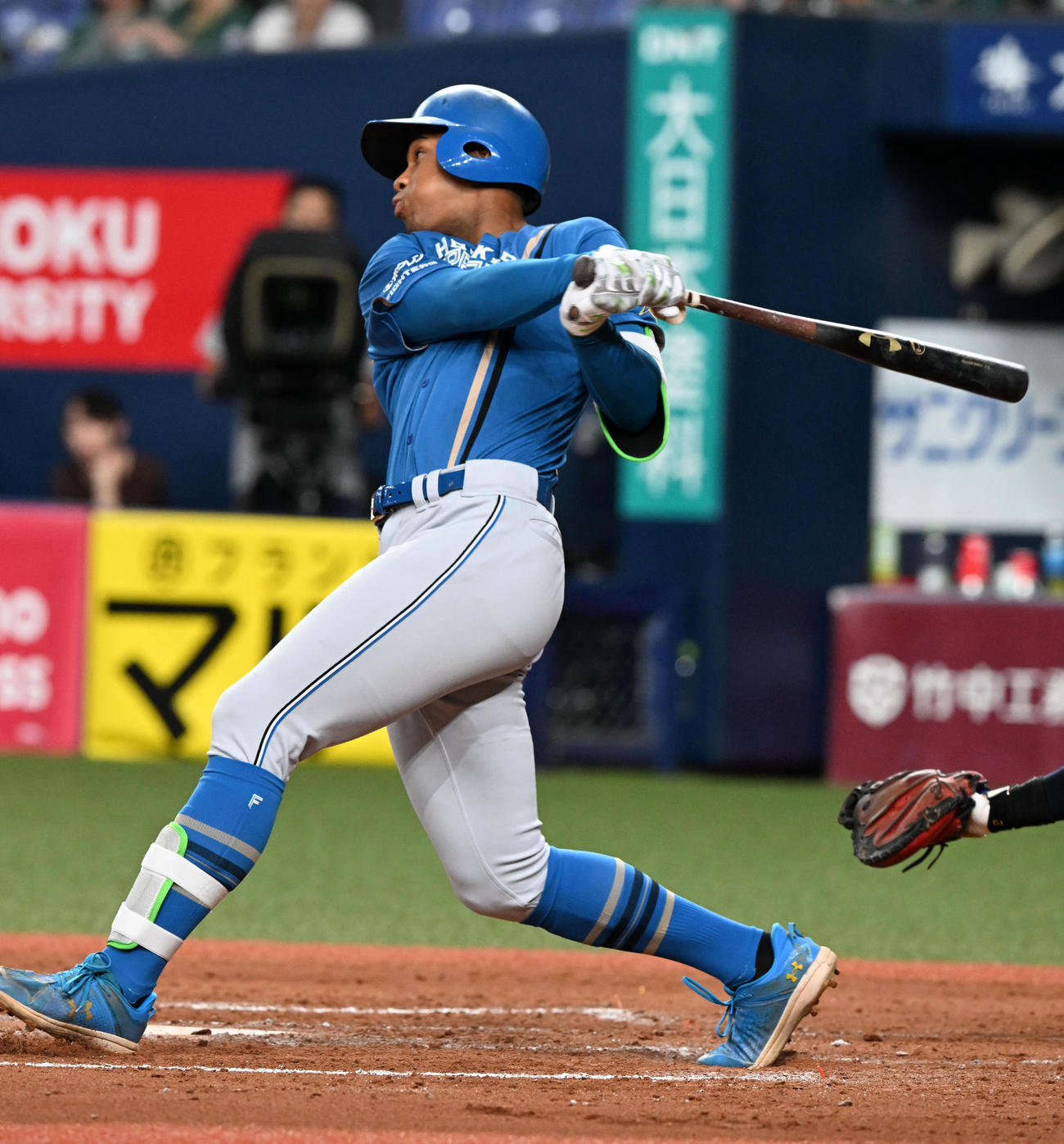 オリックス対日本ハム　8回表日本ハム2死二塁、万波は右前適時打を放つ（撮影・前岡正明）
