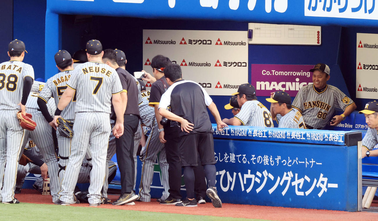 DeNA対阪神　試合前円陣を見つめながら笑顔の阪神岡田監督（右奥）（撮影・浅見桂子）