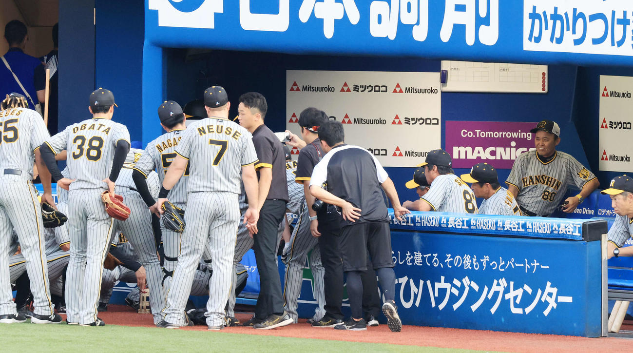 DeNA対阪神　試合前円陣を見つめながら笑顔の阪神岡田監督（右奥）（撮影・浅見桂子）