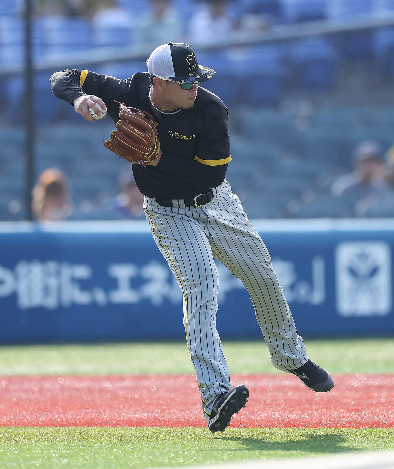 DeNA対阪神　試合前、守備練習する阪神佐藤輝（撮影・河田真司）