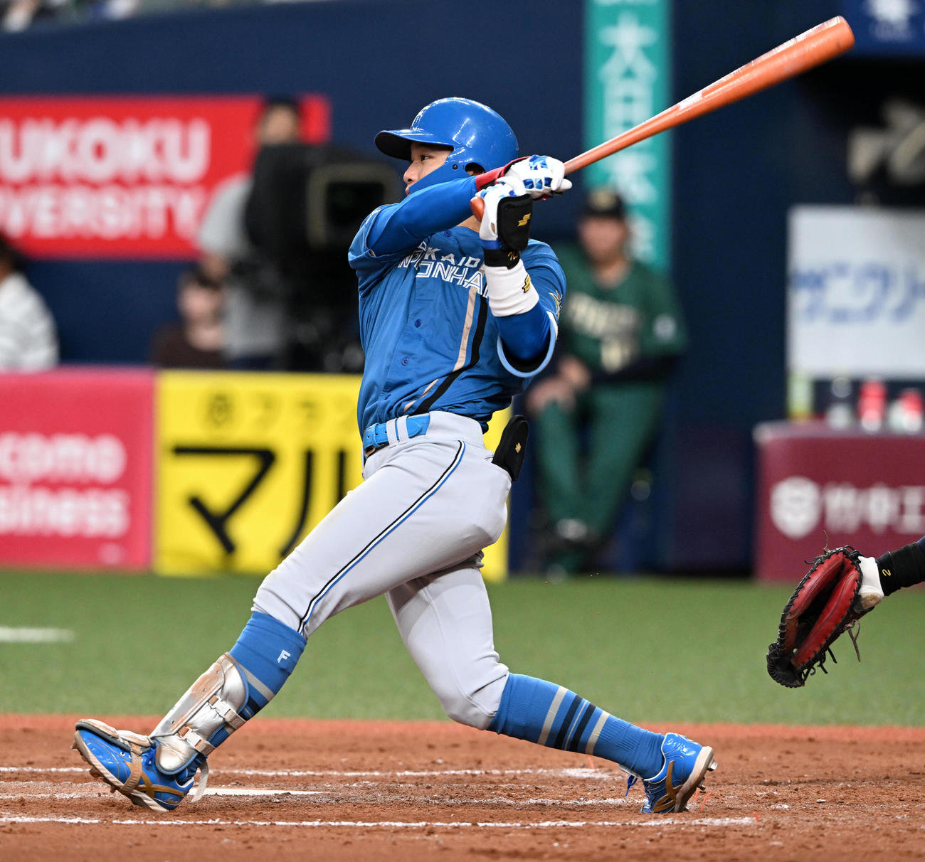 オリックス対日本ハム　9回表日本ハム1死、奈良間は中二塁打を放つ（撮影・前岡正明）