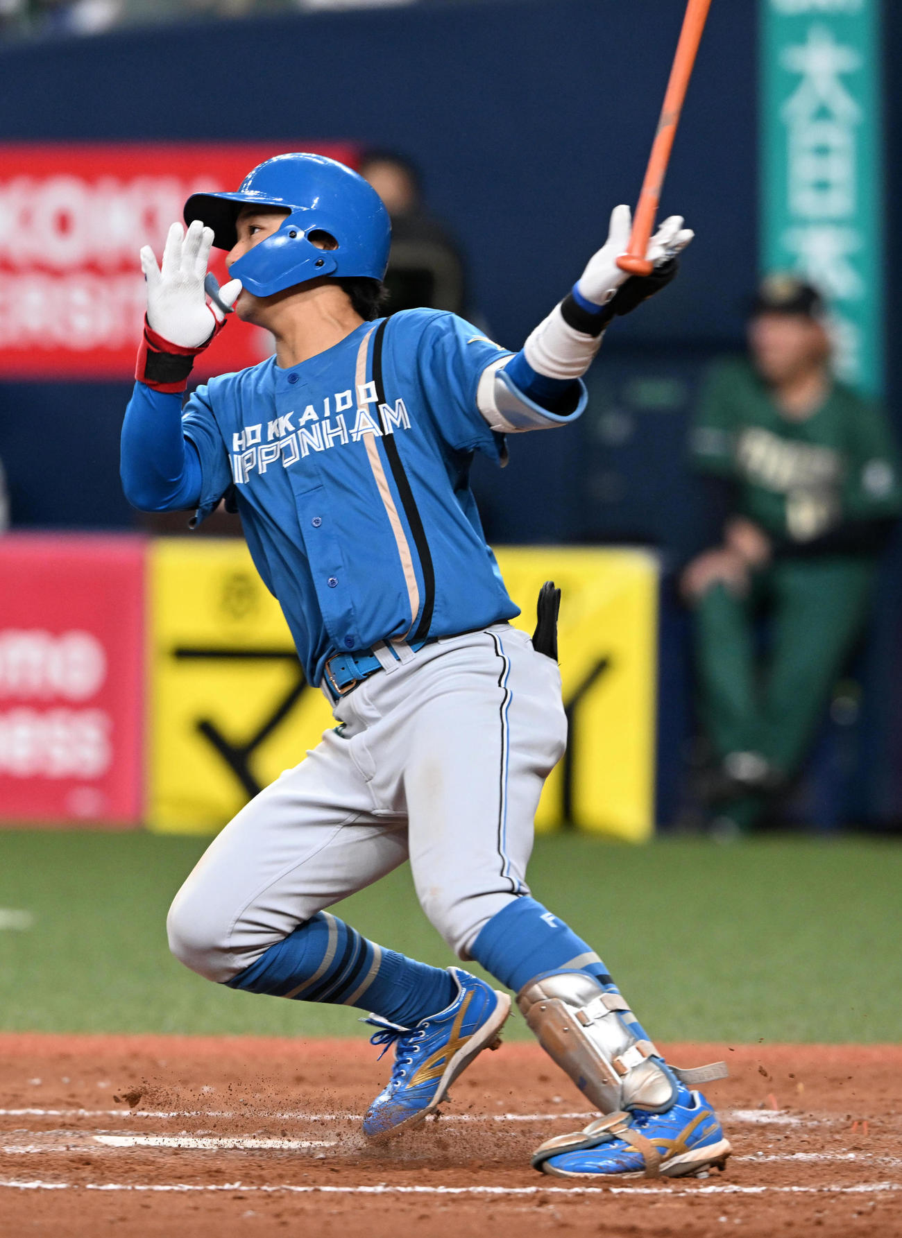 オリックス対日本ハム　9回表日本ハム1死、奈良間は中二塁打を放つ（撮影・前岡正明）