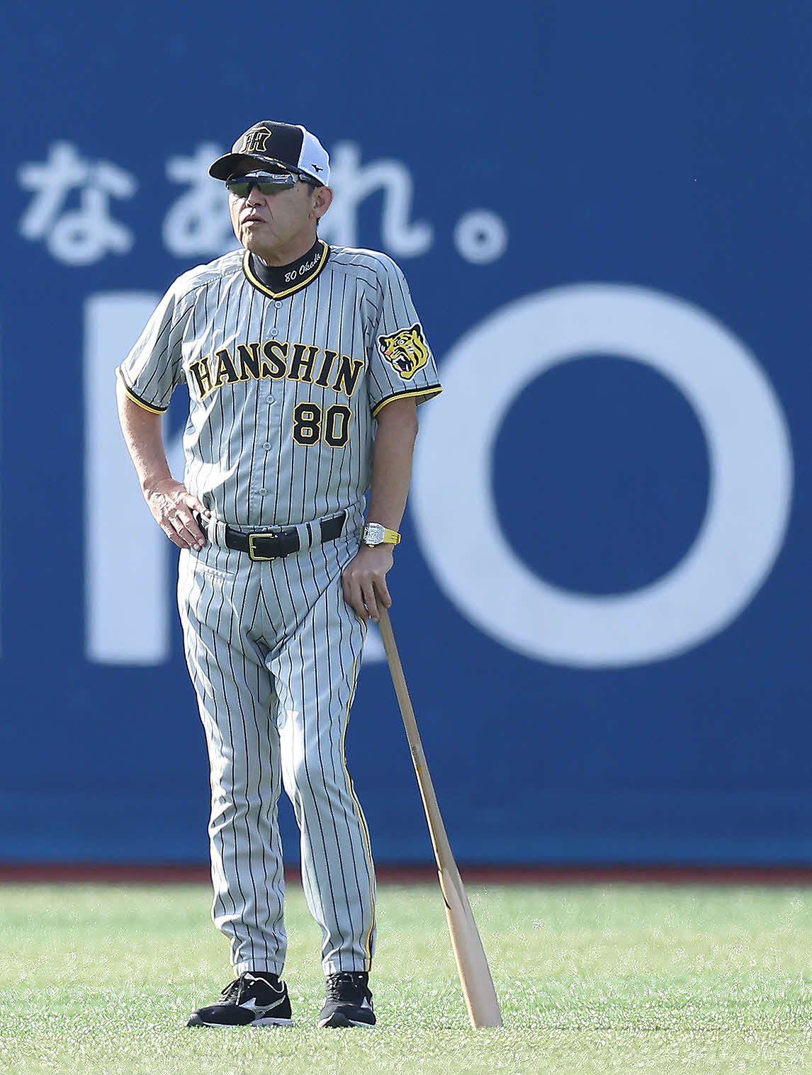 DeNA対阪神　試合前、練習を見る阪神岡田監督（撮影・河田真司）