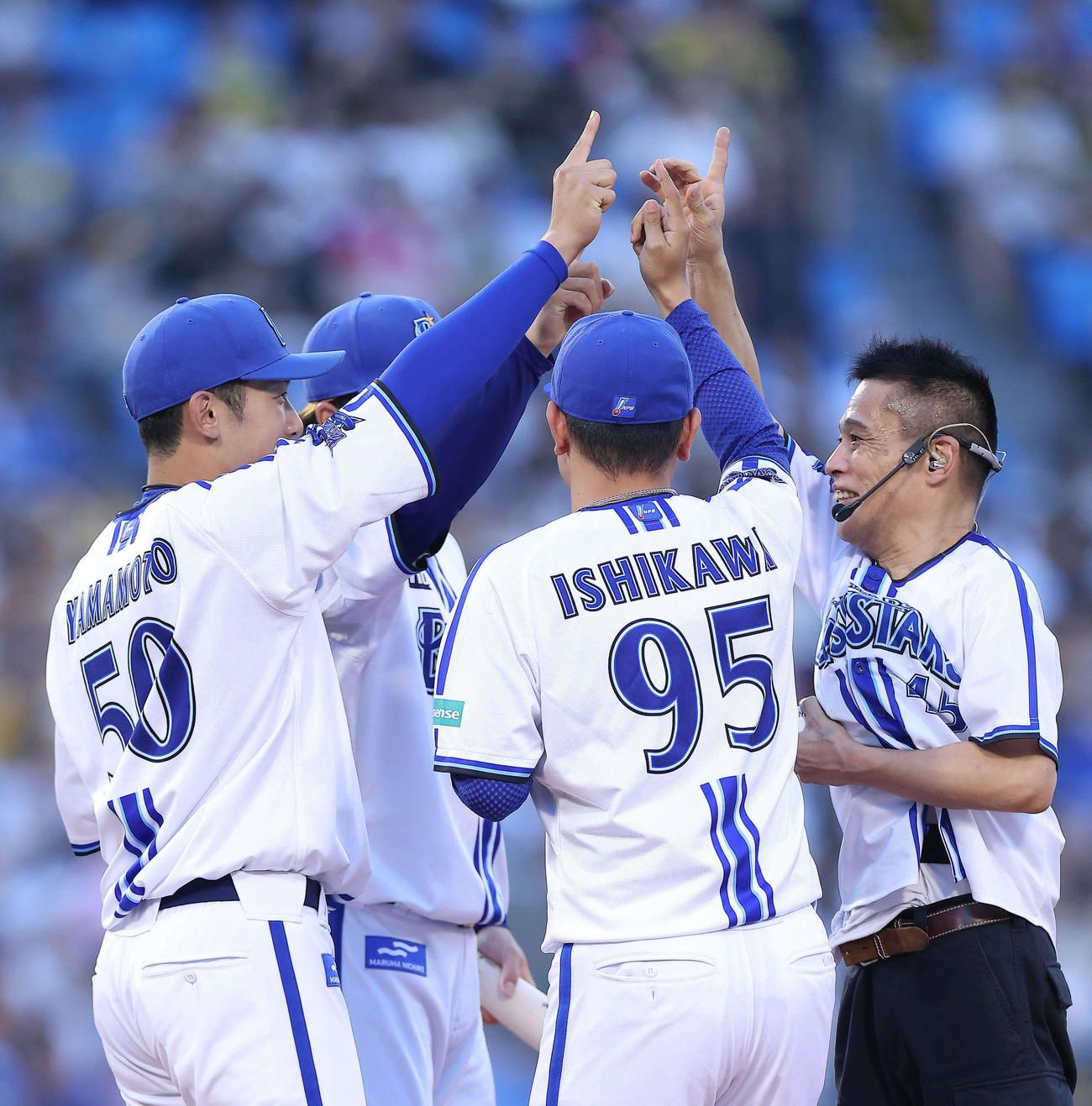 DeNA対阪神　試合開始前、セレモニアルピッチでパフォーマンスする柳沢慎吾（右）（撮影・河田真司）