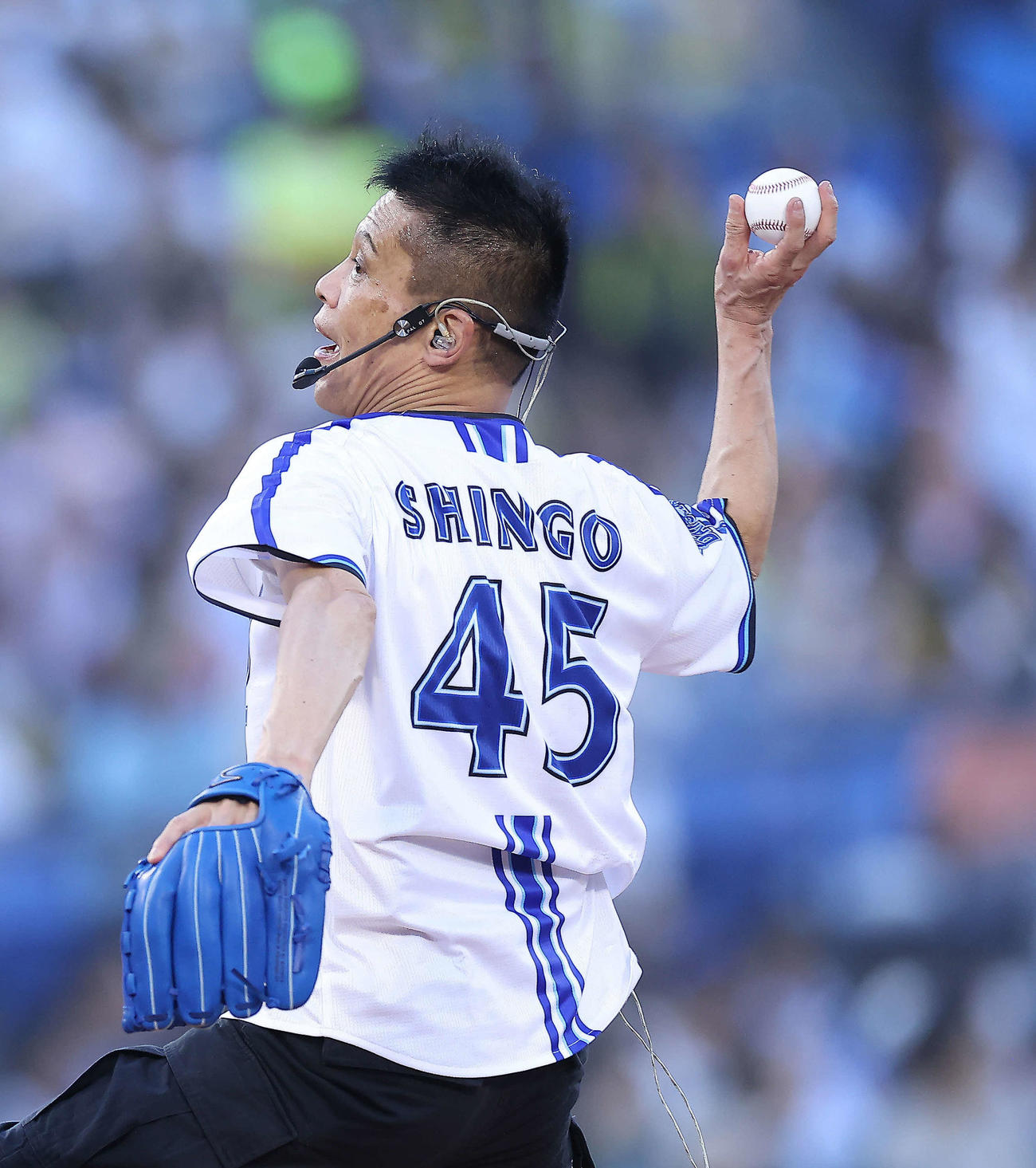 DeNA対阪神　試合開始前、セレモニアルピッチを務める柳沢慎吾（撮影・河田真司）