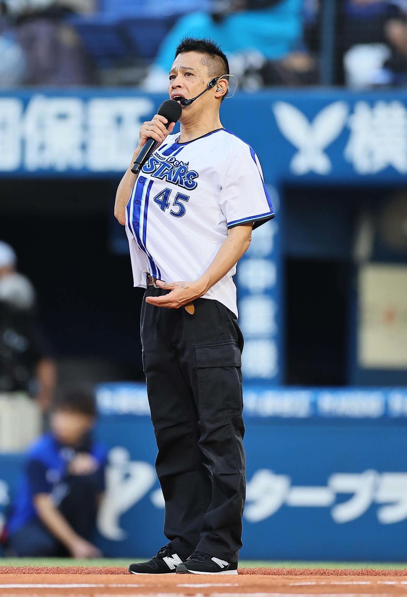 DeNA対阪神　パフォーマンスで審判を演じる柳沢慎吾（撮影・上田博志）