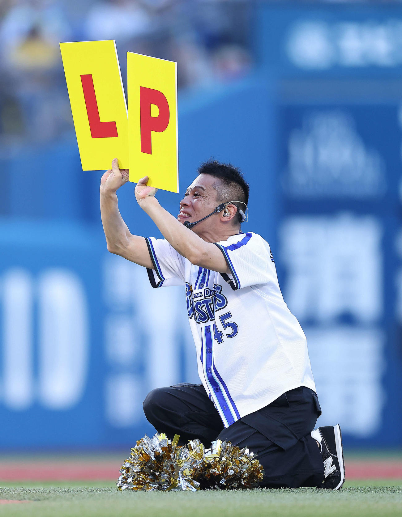 DeNA対阪神　試合開始前、セレモニアルピッチでパフォーマンスする柳沢慎吾（撮影・河田真司）