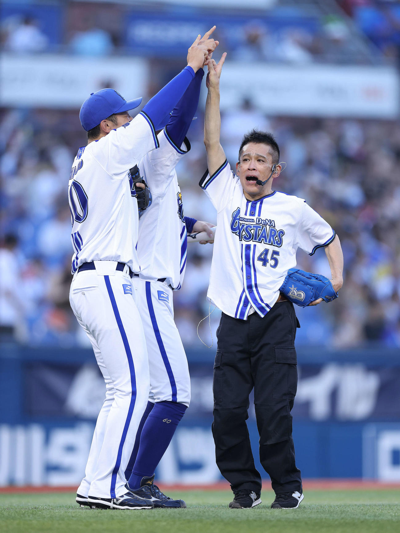 DeNA対阪神　試合開始前、セレモニアルピッチでパフォーマンスする柳沢慎吾（右）（撮影・河田真司）