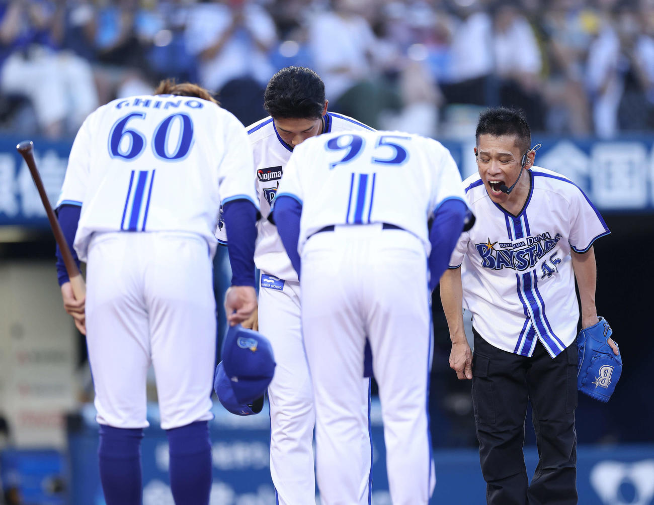 DeNA対阪神　試合開始前、セレモニアルピッチでパフォーマンスする柳沢慎吾（右）（撮影・河田真司）