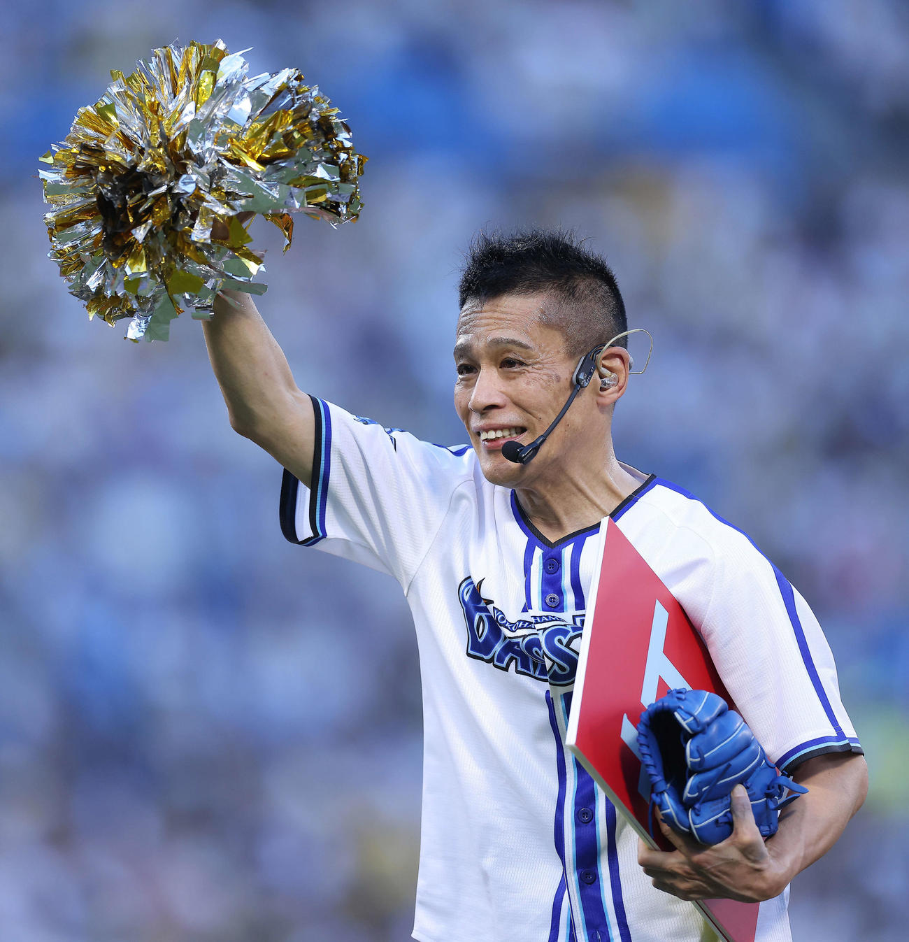 DeNA対阪神　試合開始前、セレモニアルピッチを終える柳沢慎吾（撮影・河田真司）