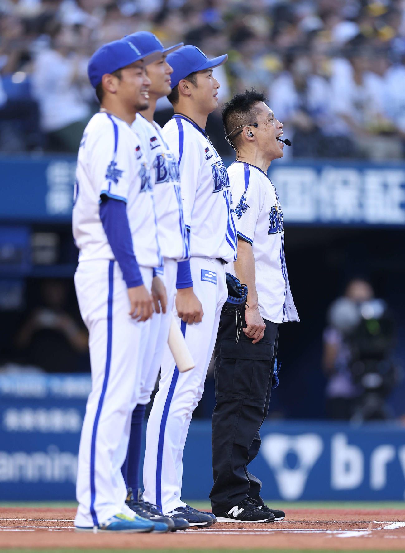 DeNA対阪神　試合開始前、セレモニアルピッチでパフォーマンスする柳沢慎吾（右）（撮影・河田真司）
