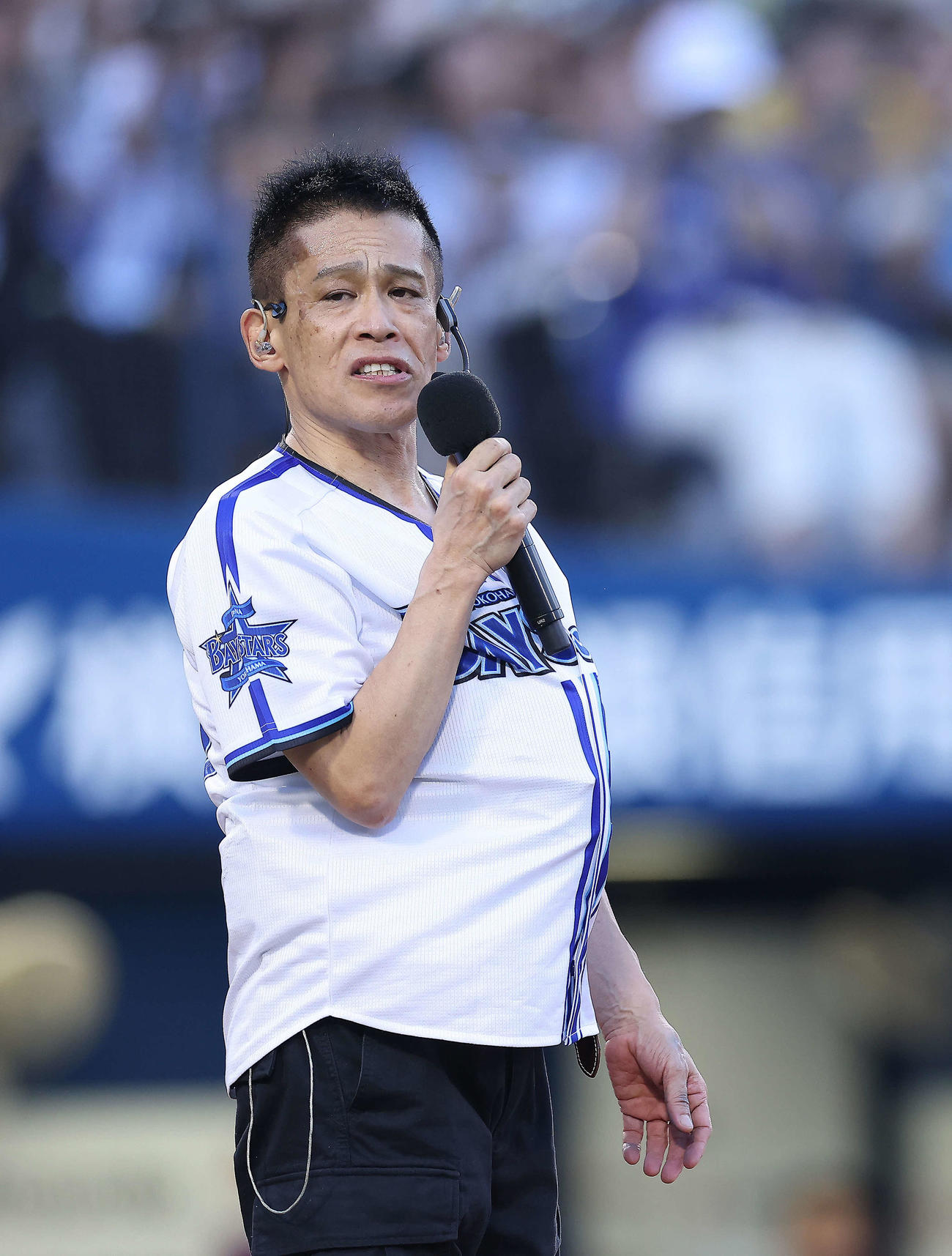 DeNA対阪神　試合開始前、セレモニアルピッチでパフォーマンスする柳沢慎吾（撮影・河田真司）