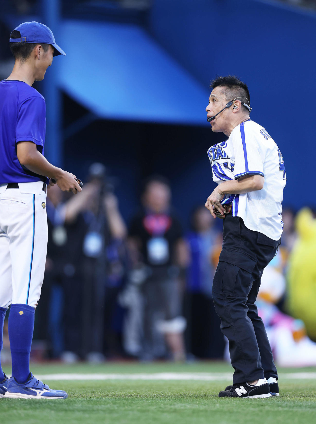 DeNA対阪神　試合開始前、セレモニアルピッチでパフォーマンスする柳沢慎吾（撮影・河田真司）