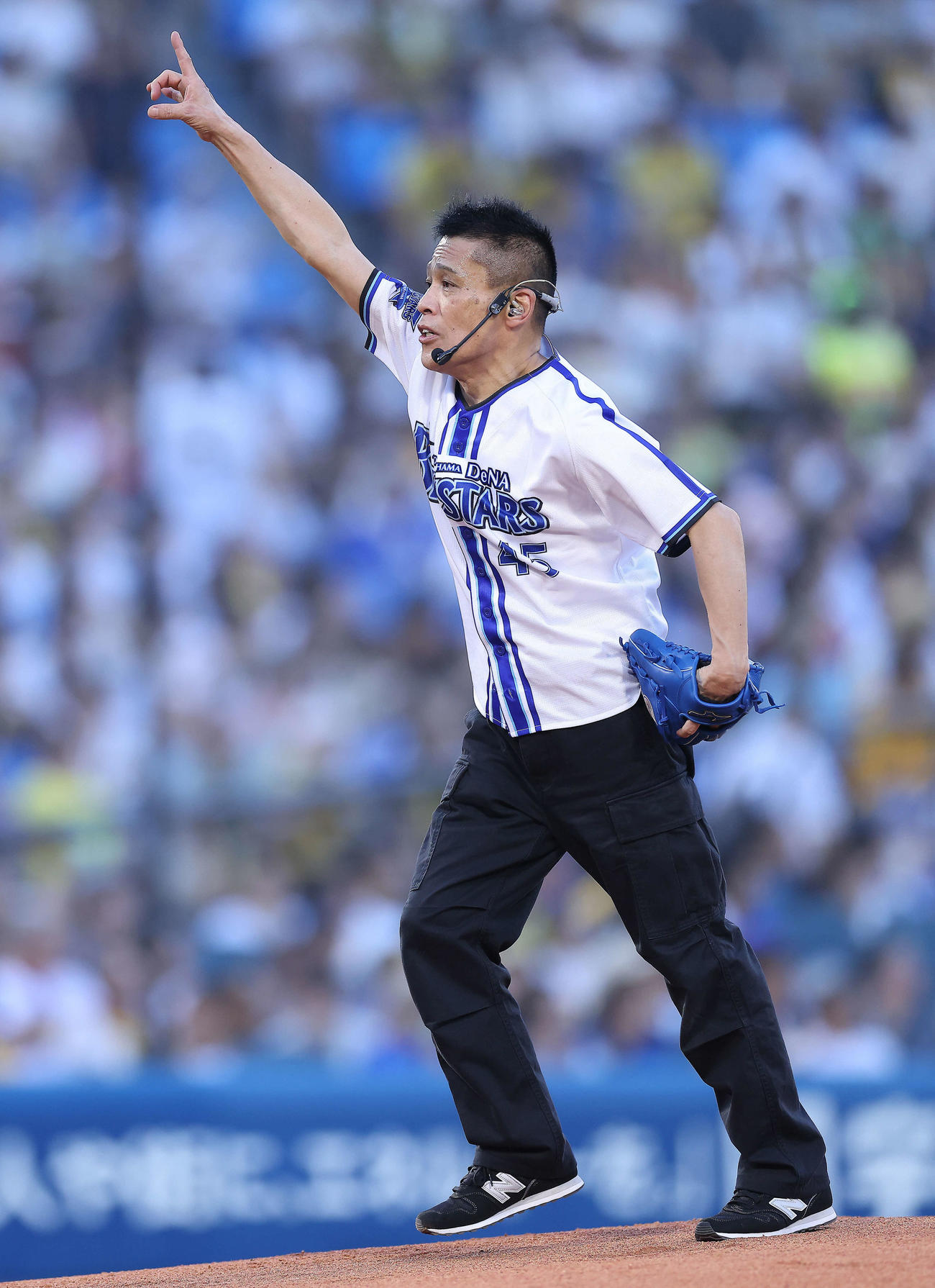 DeNA対阪神　試合開始前、セレモニアルピッチを務める柳沢慎吾（撮影・河田真司）