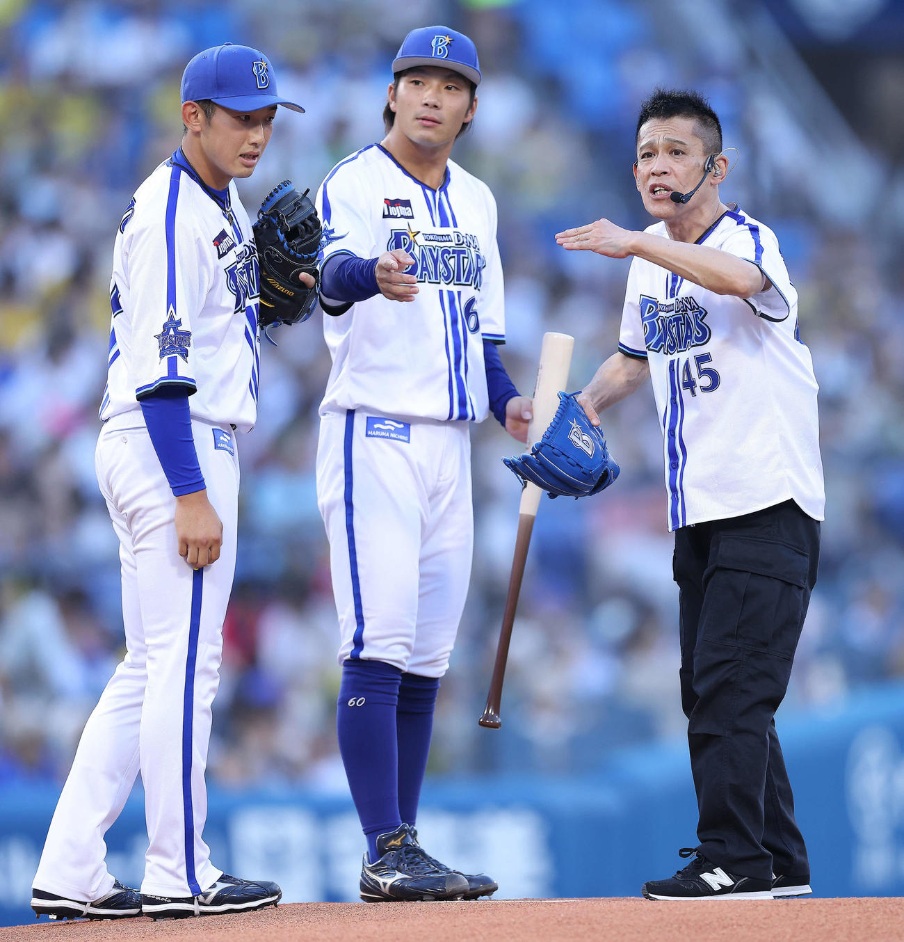 DeNA対阪神　試合開始前、セレモニアルピッチでパフォーマンスする柳沢慎吾（右）（撮影・河田真司）