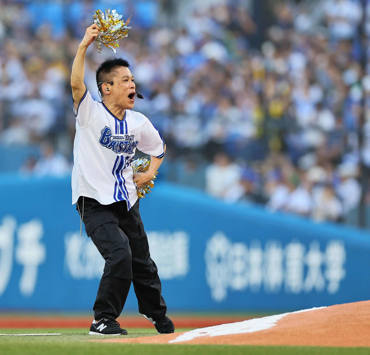 DeNA対阪神　マウンドでパフォーマンスをする柳沢慎吾（撮影・上田博志）