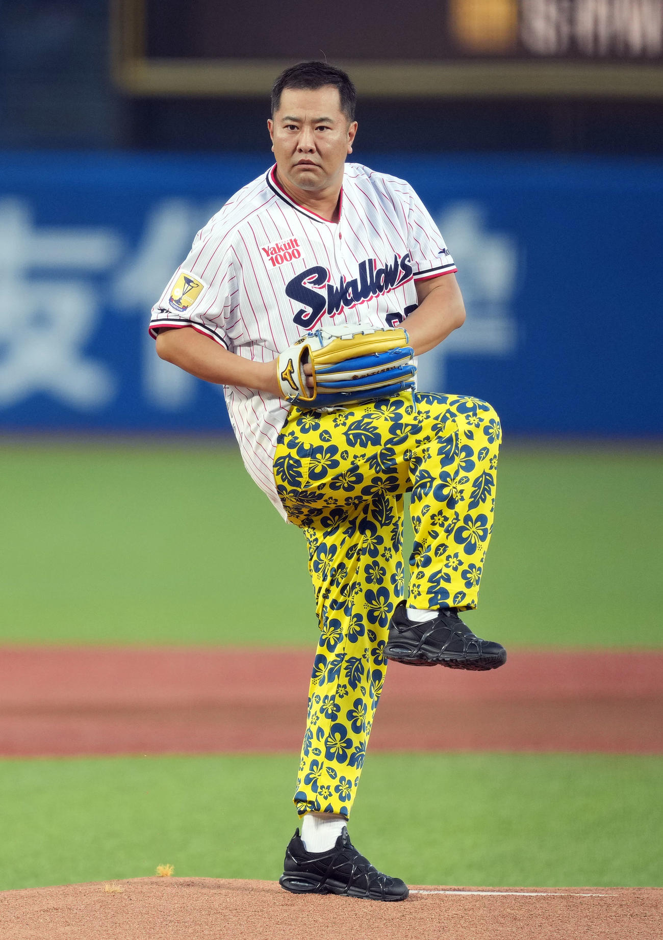 ヤクルト対中日　持ちネタを交えながら始球式を行うとにかく明るい安村（撮影・狩俣裕三）