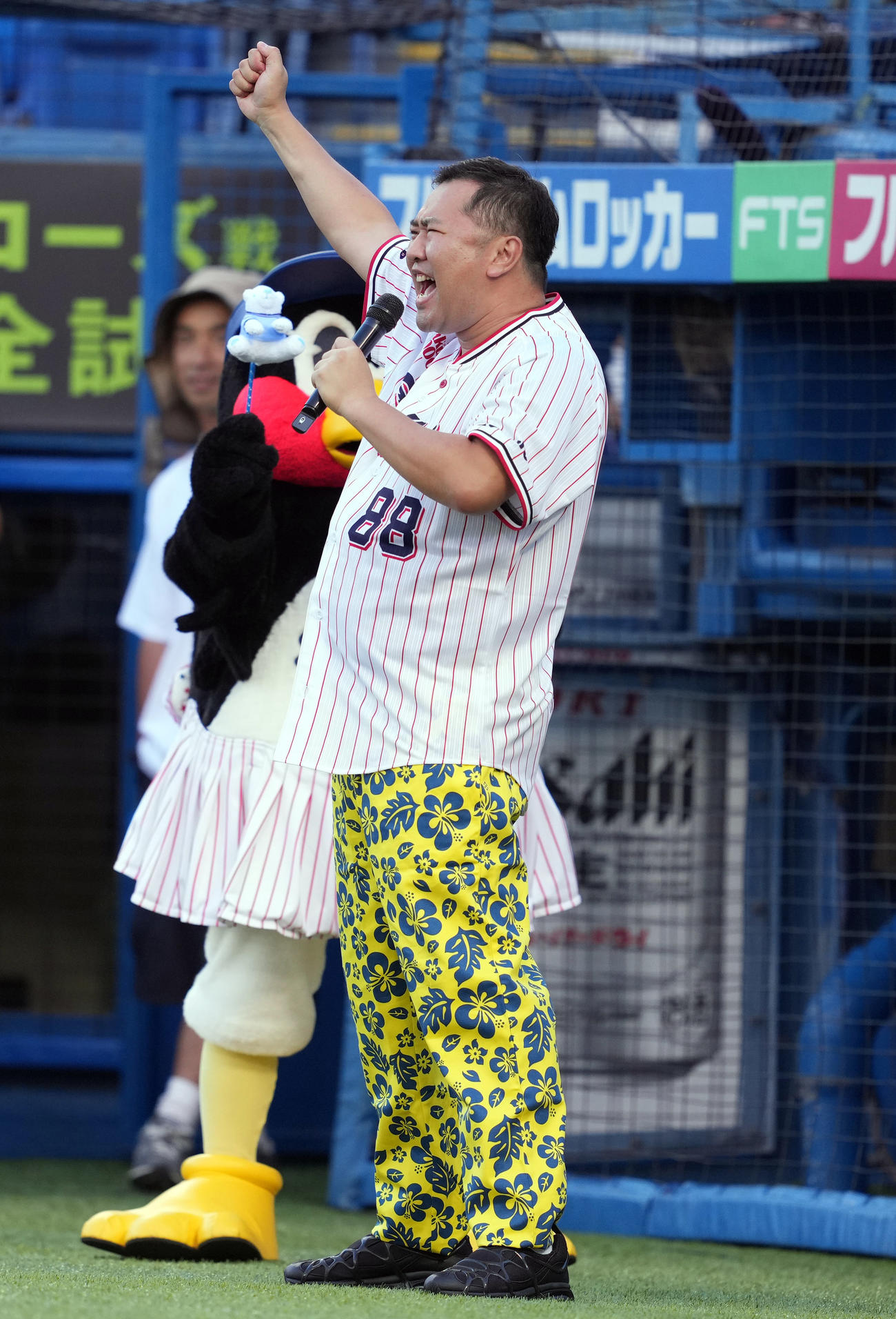 ヤクルト対中日　始球式を務めるとにかく明るい安村は試合前に「アイム　ウエアリング」と叫ぶ（撮影・狩俣裕三）