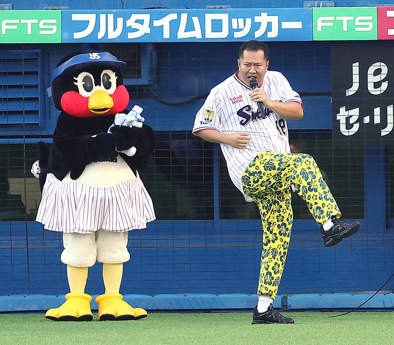 始球式を前に、グラウンドに登場し、おなじみのネタを披露するとにかく明るい安村（撮影・足立雅史）