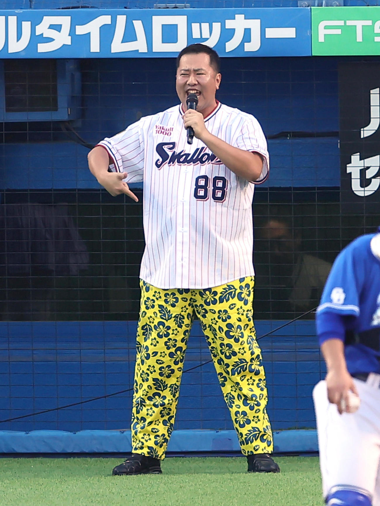 始球式を前に、グラウンドに登場し、おなじみのネタを披露するとにかく明るい安村（撮影・足立雅史）