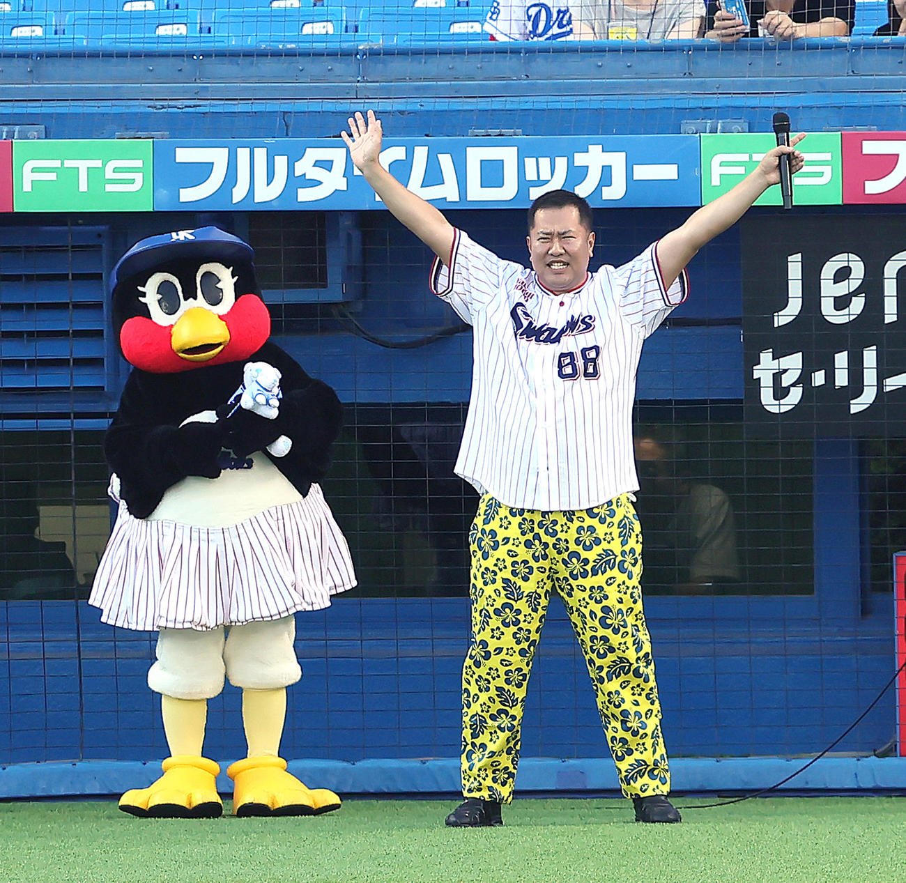 始球式を前に、グラウンドに登場したとにかく明るい安村（撮影・足立雅史）