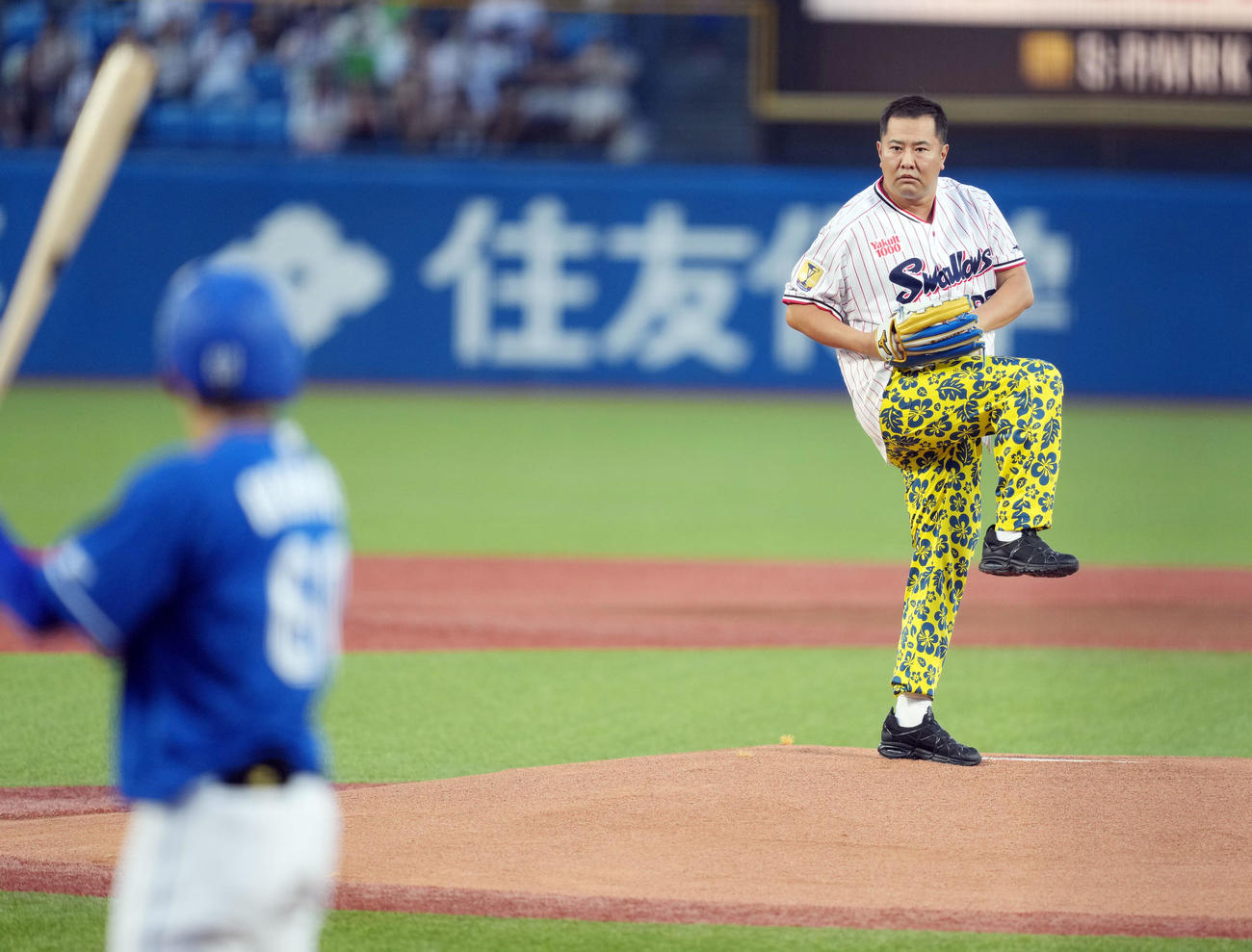 ヤクルト対中日　持ちネタを交えながら始球式を行うとにかく明るい安村。打者岡林（撮影・狩俣裕三）