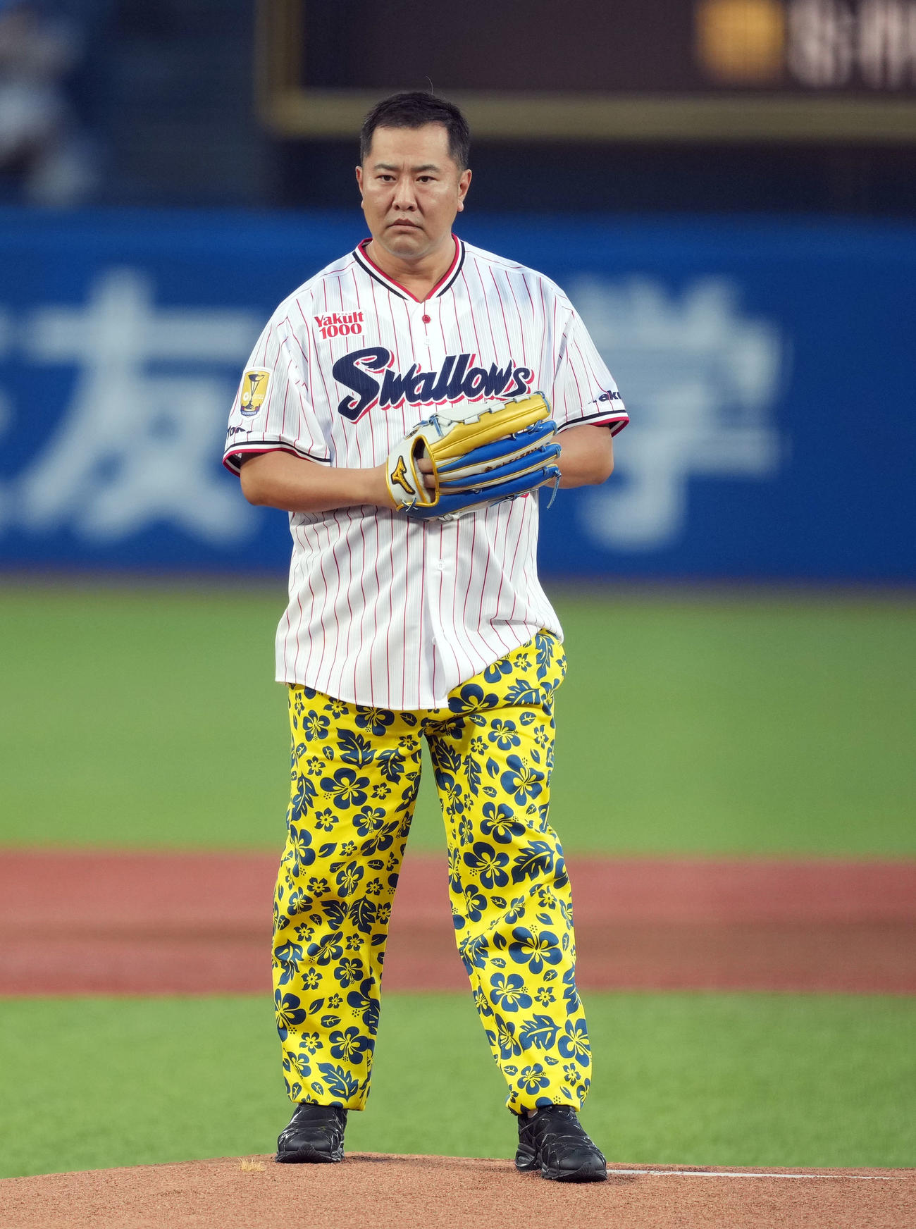 ヤクルト対中日　持ちネタを交えながら始球式を行うとにかく明るい安村（撮影・狩俣裕三）