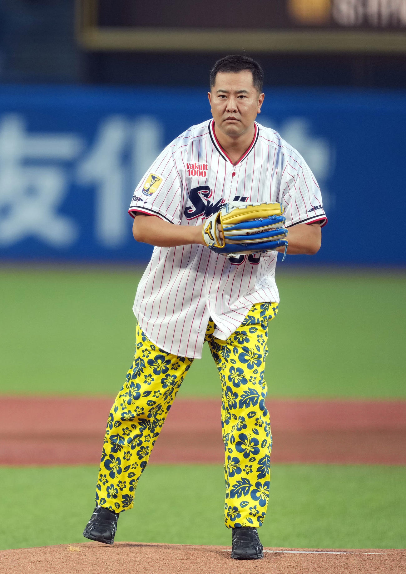 ヤクルト対中日　持ちネタを交えながら始球式を行うとにかく明るい安村（撮影・狩俣裕三）